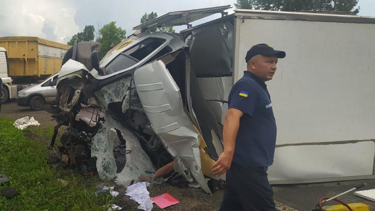 На Харківщині зіткнулись бензовоз і вантажівка: фото, відео аварії 