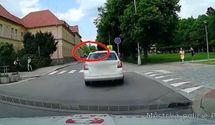 В Чехии женщина везла сковородку с обедом на крыше автомобиля:  ее остановила полиция – видео