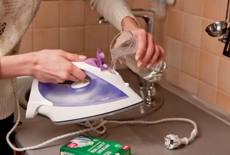 Лимонну кислоту залити у праску Лимонну кислоту залити у праску