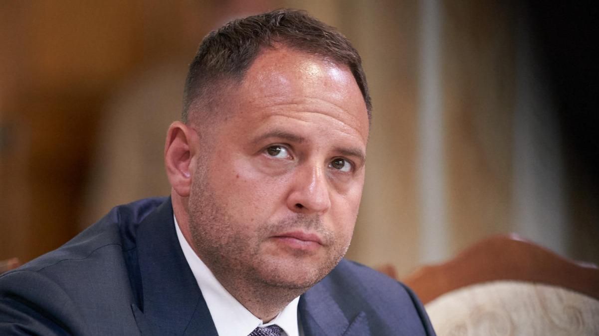 Уникають штрафів: Єрмак та нардепи їздять на номерах прикриття – ЗМІ Уникають штрафів: Єрмак та нардепи їздять на номерах прикриття – ЗМІ