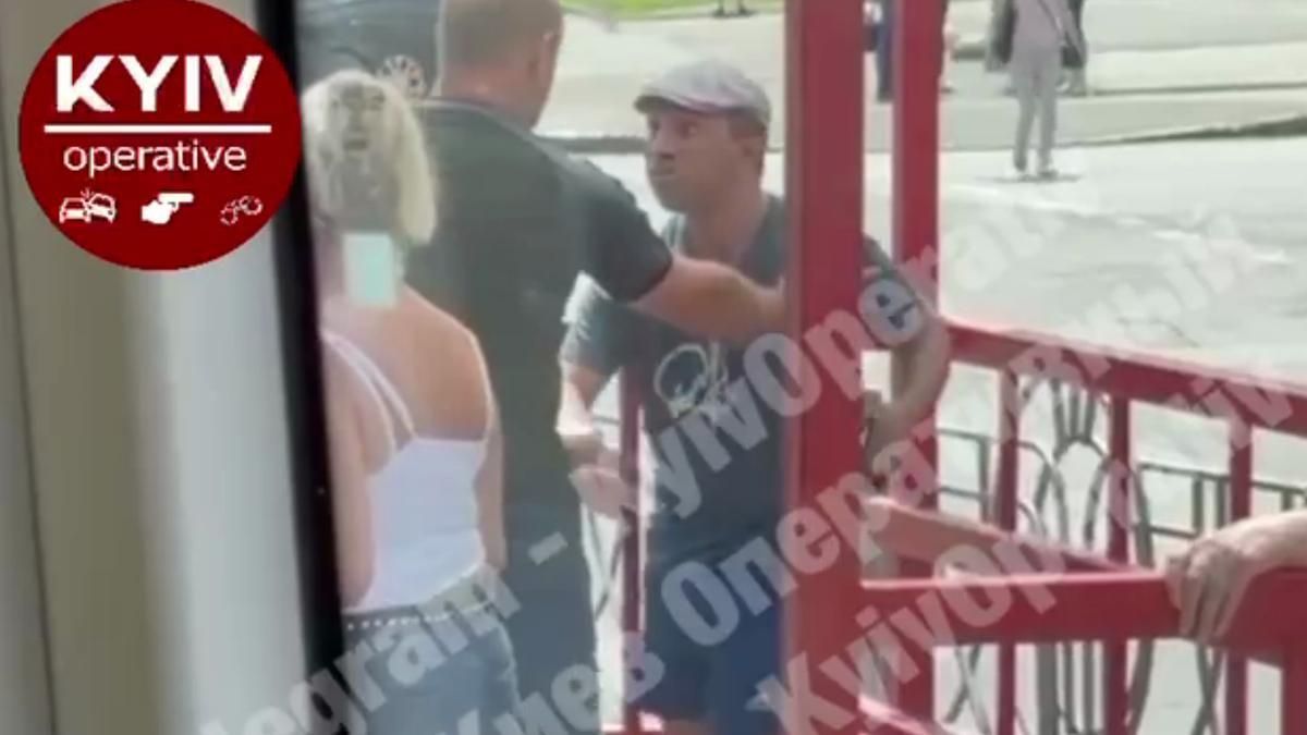 У трамваї Києва затримали п'яного, який хапався за дитячий візок У трамваї Києва затримали п'яного, який хапався за дитячий візок