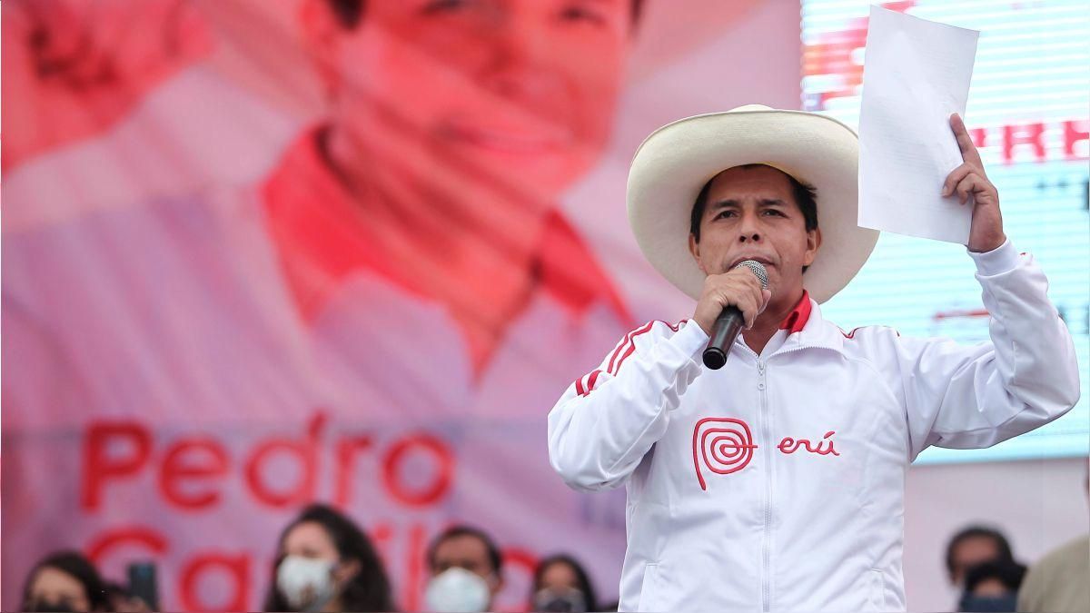 Немов у Слузі народу: в Перу президентом став шкільний учитель 