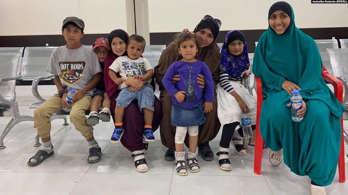 Из лагерей в Сирии вернулась украинская семья – женщина и 7 ее детей Из лагерей в Сирии вернулась украинская семья – женщина и 7 ее детей