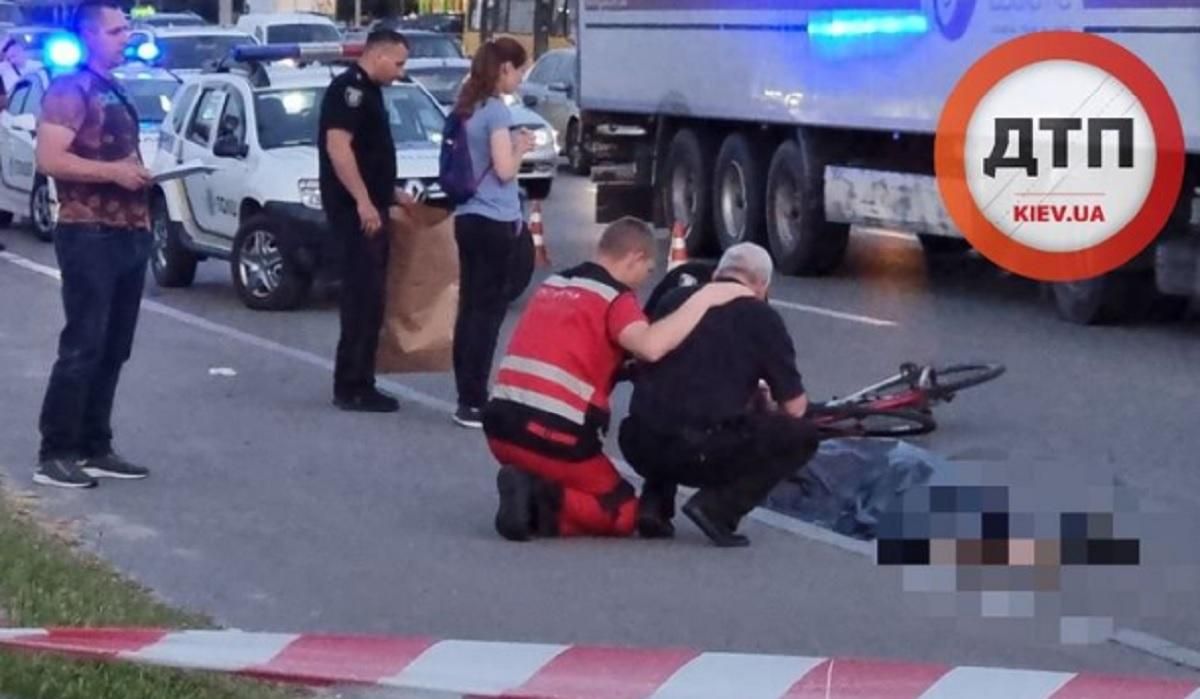 Батько прощається з сином: деталі загибелі травматолога у Києві Батько прощається з сином: деталі загибелі травматолога у Києві