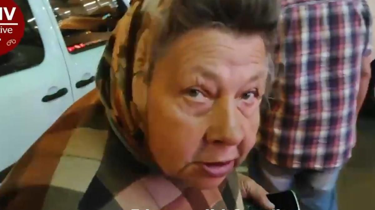 У Києві бабця просить гроші, а потім на таксі їде додому з покупками