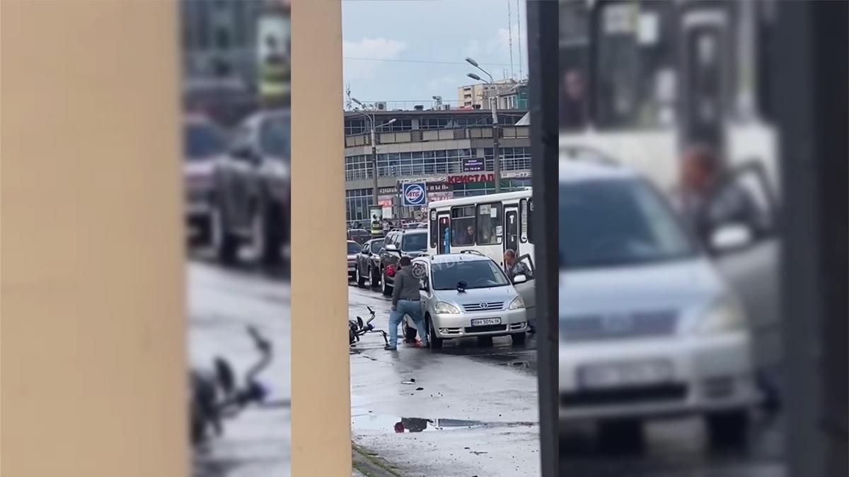 В Одесі автомобіліст побився з водієм електробайка: удари: відео 