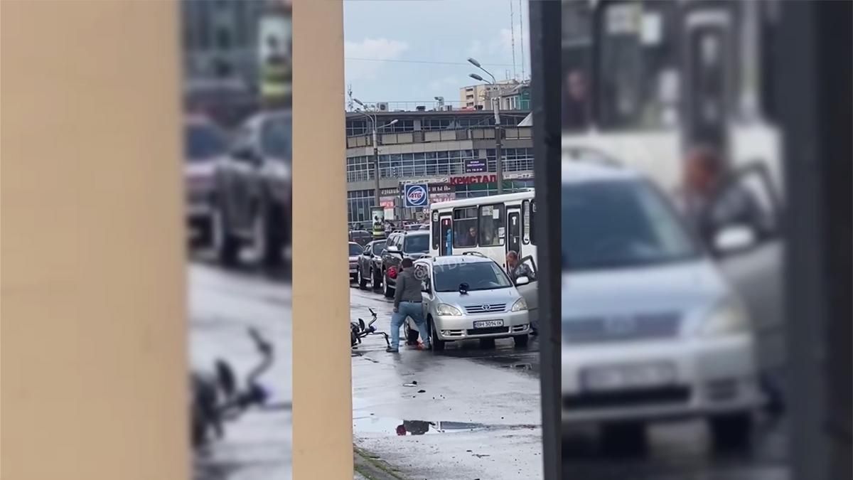 В Одессе автомобилист подрался с водителем электробайка: удары: видео