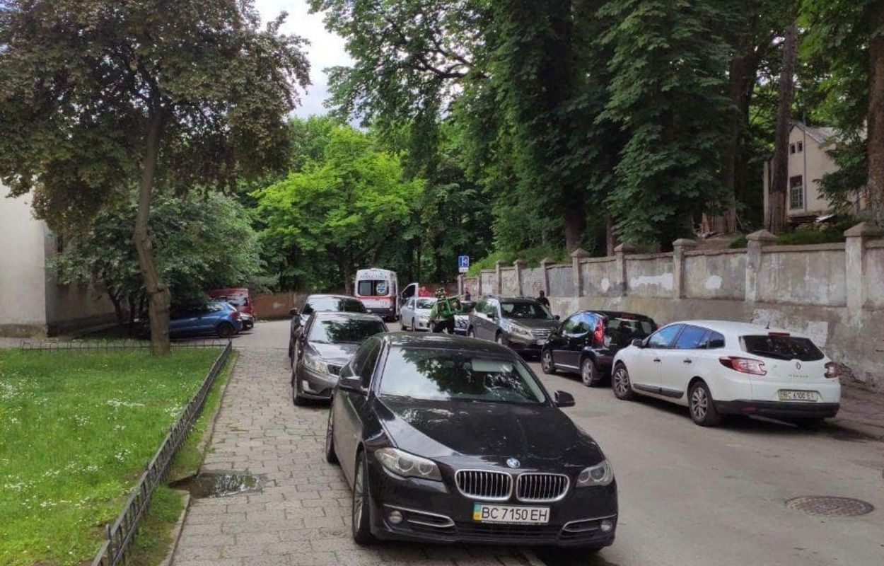 Лежав просто на асфальті: у Львові посеред вулиці знайшли небіжчика – фото Лежав просто на асфальті: у Львові посеред вулиці знайшли небіжчика – фото