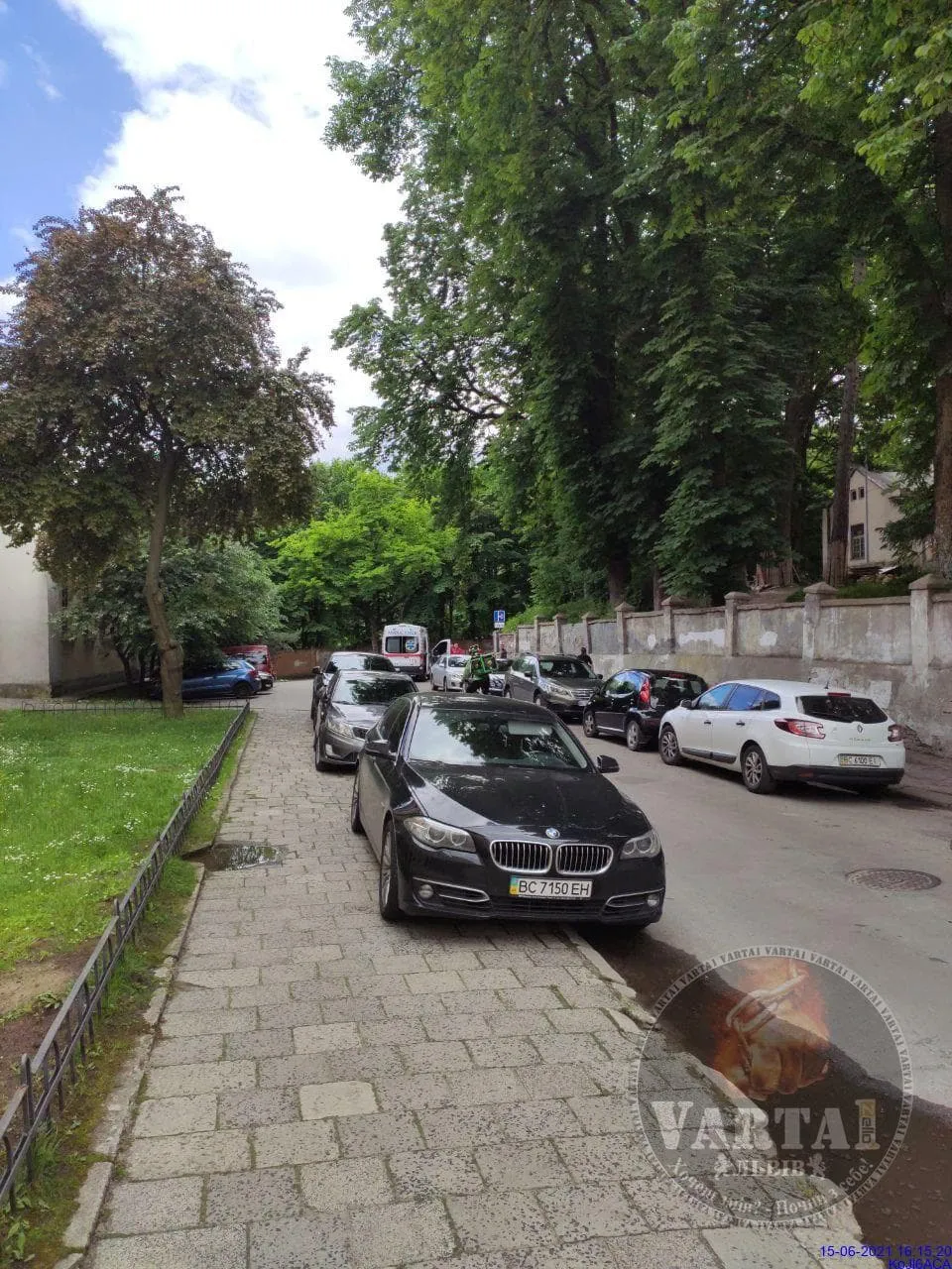 У Львові посеред вулиці знайшли небіжчика: фото У Львові посеред вулиці знайшли небіжчика: фото