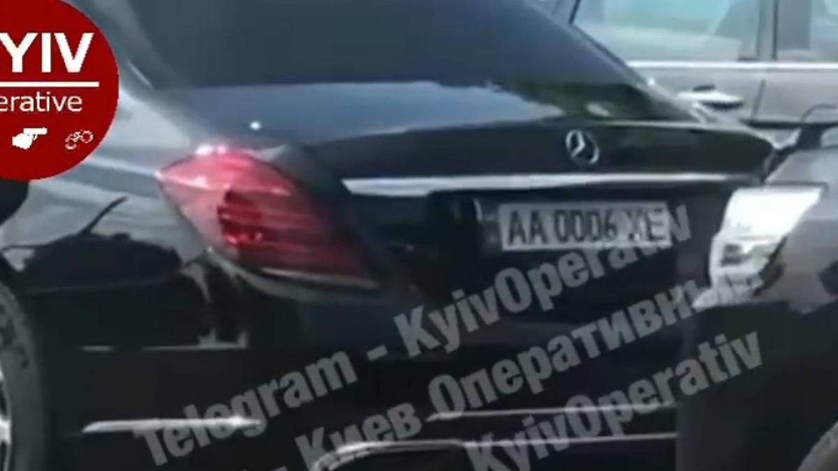 В Киеве патрульные остановили кортеж Суркиса, - видео В Киеве патрульные остановили кортеж Суркиса, - видео