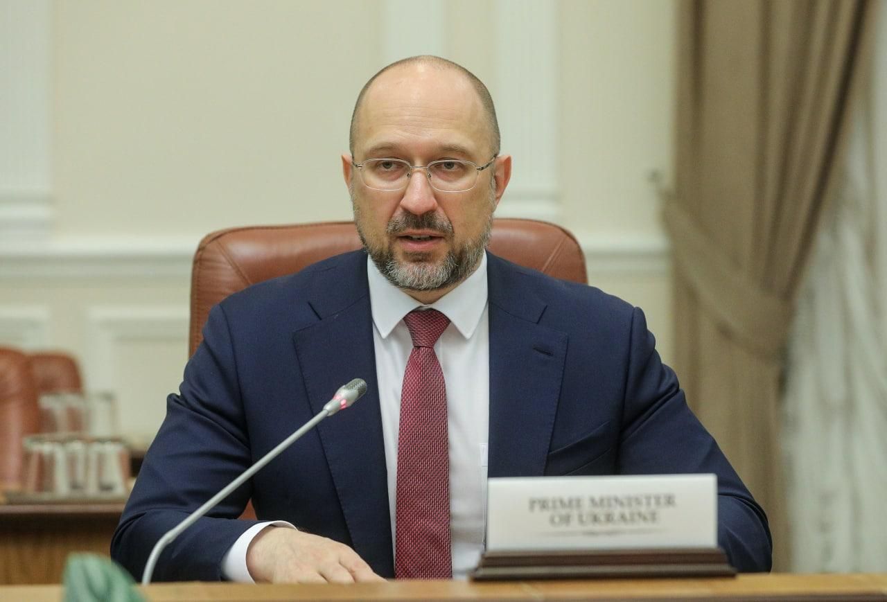 Шмыгаль просит Киев не отменять вакцинацию в МВЦ из-за праздников
