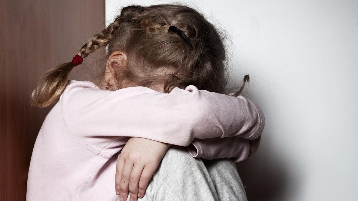 У Харкові матір знущалася з доньки: дитині не допомогли – відео