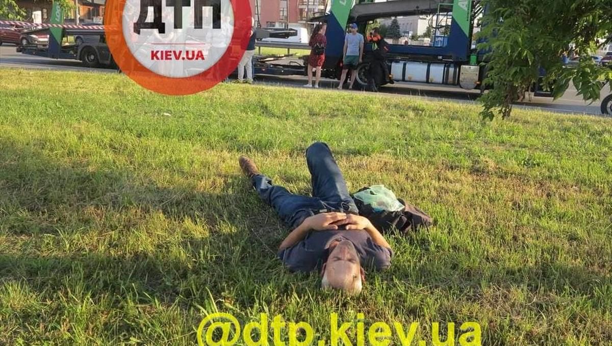 Мужчине, толкнувшему велосипедиста в Киеве, избрали меру пресечения Мужчине, толкнувшему велосипедиста в Киеве, избрали меру пресечения