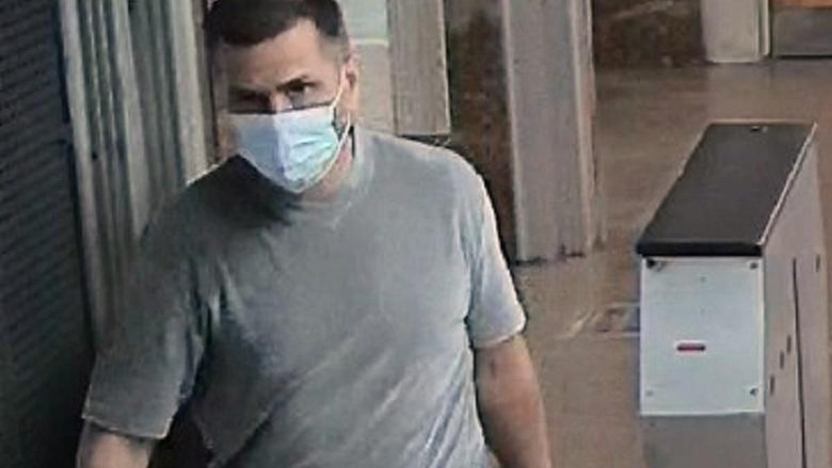 Поліція шукає розбійника, який обчистив магазин КЮЗ у Києві Поліція шукає розбійника, який обчистив магазин КЮЗ у Києві