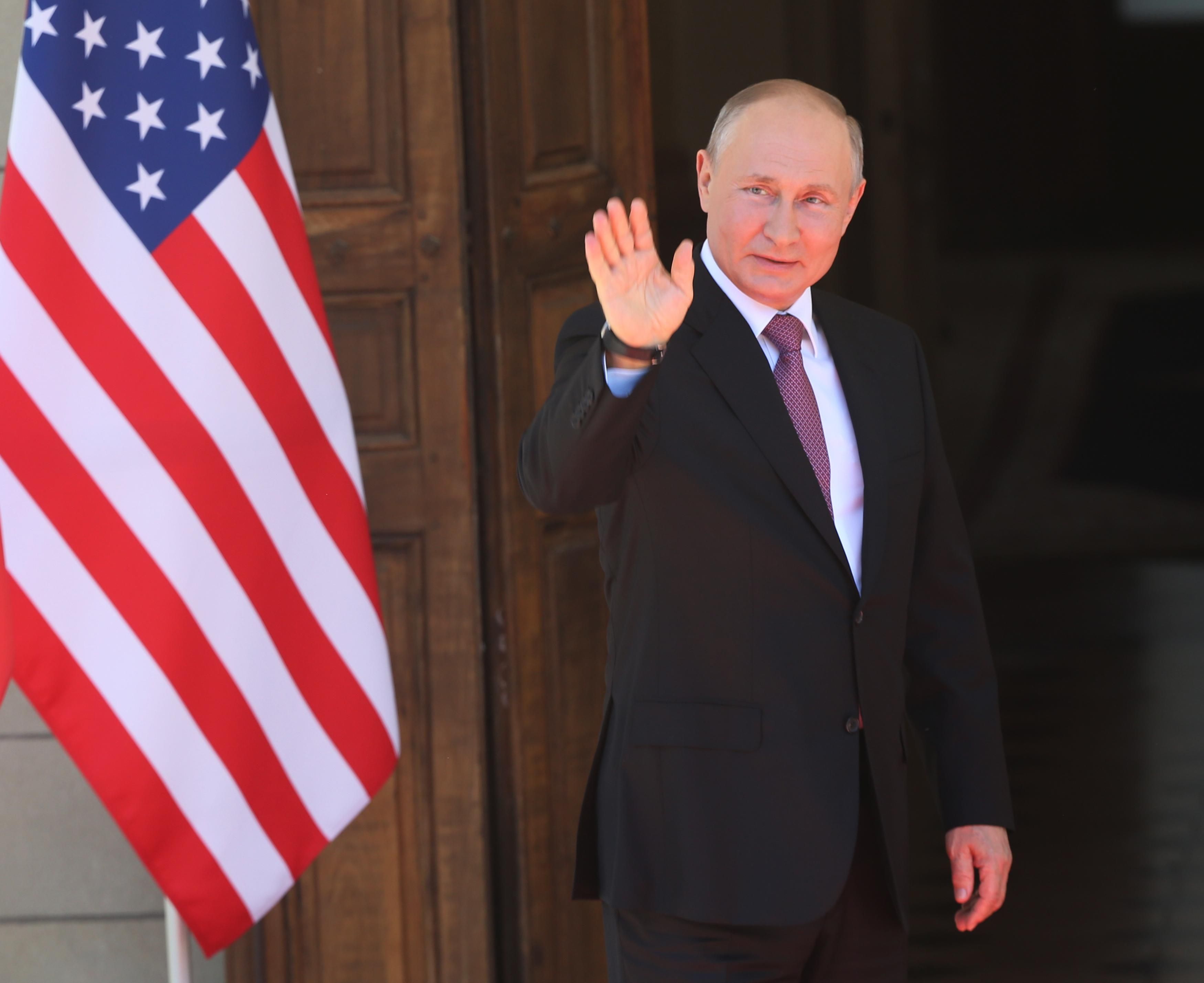 Путін заявив, що веде військові навчання лише у Росії, а США під боком