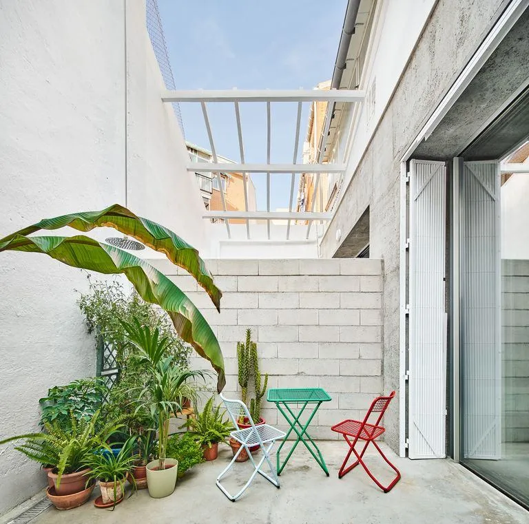 Бывший магазин стал современным домом с яркими акцентами / Бывший магазин стал современным домом с яркими акцентами /