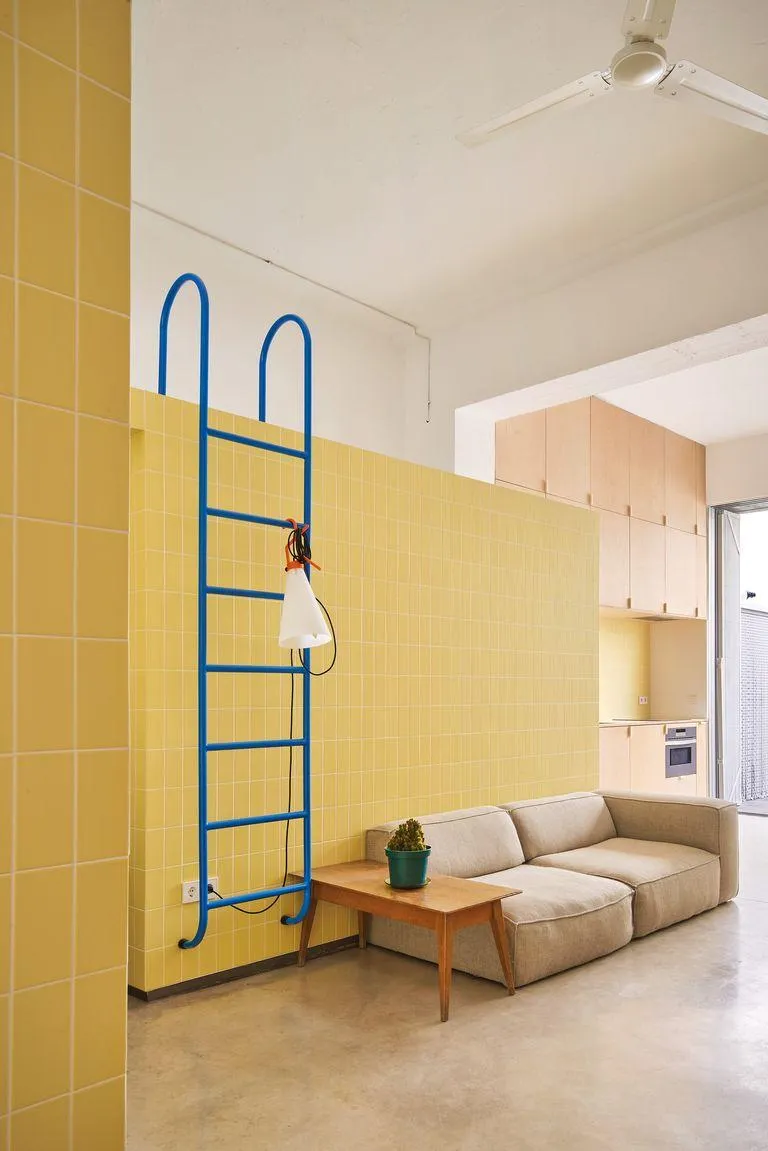 Колишній магазин став сучасним домом з яскравими акцентами Колишній магазин став сучасним домом з яскравими акцентами