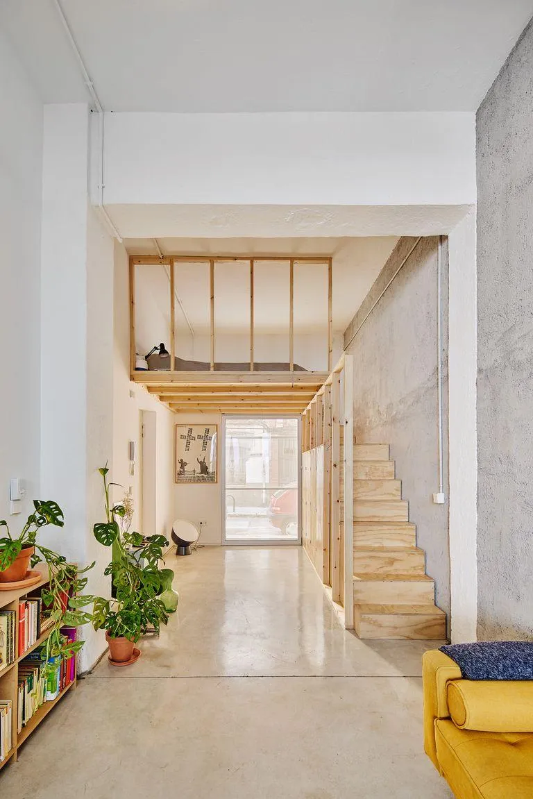 Колишній магазин став сучасним домом з яскравими акцентами Колишній магазин став сучасним домом з яскравими акцентами