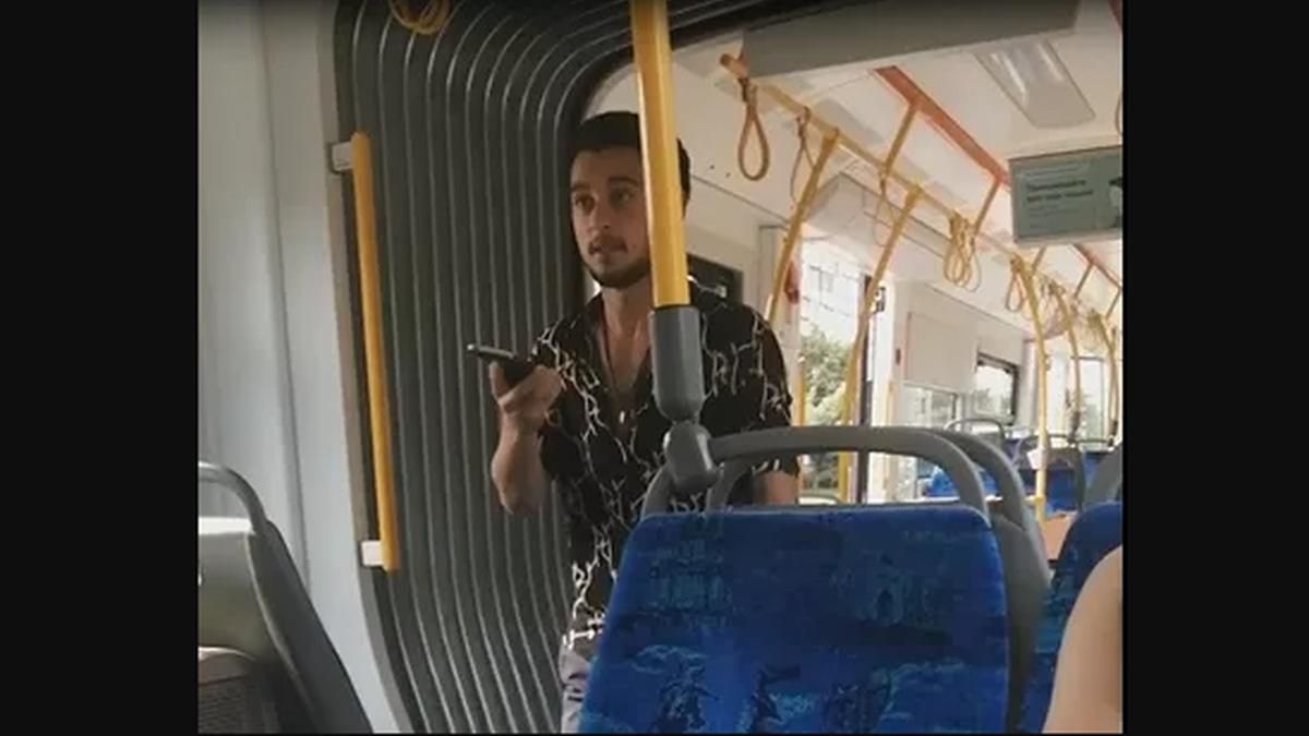 В Киеве иностранца высадили из трамвая из-за ящика с клубникой