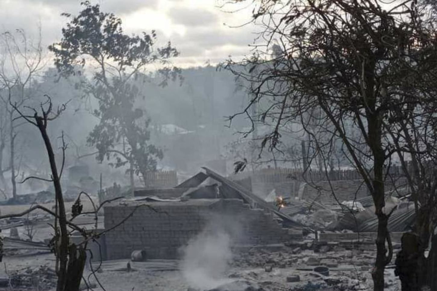 Вціліли 10 будинків: військова хунта у М'янмі спалила ціле село