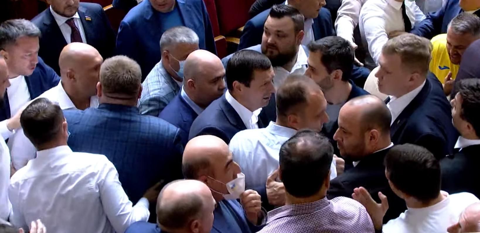 У Раді сталася штовханина: чубилися слуги народу і ОПЗЖ: відео У Раді сталася штовханина: чубилися слуги народу і ОПЗЖ: відео