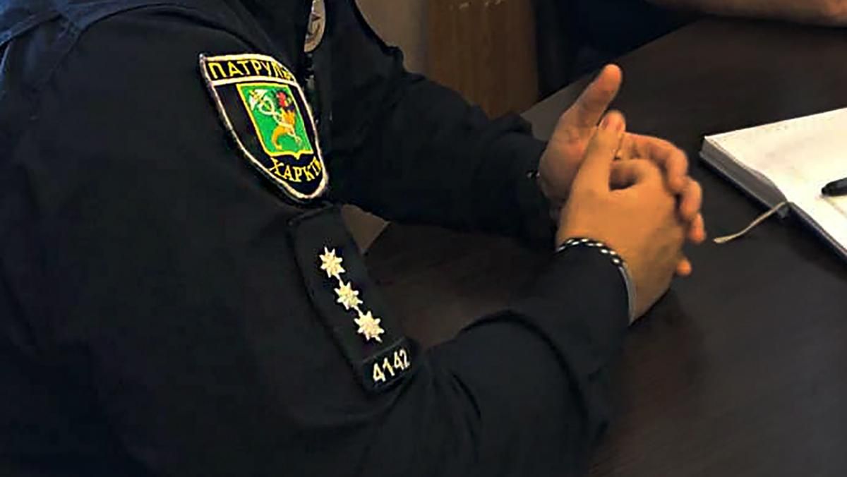 У Харкові поліцейський робив закладки з наркотиками: відео