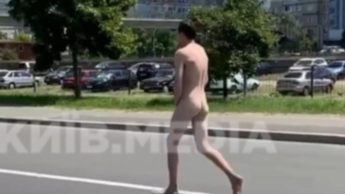 На Троещине дорогой гулял голый мужчина: видео