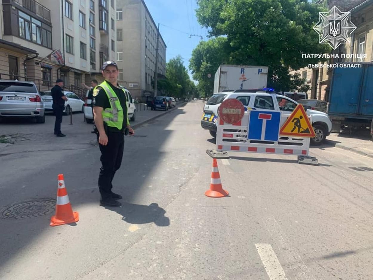 У Львові на вулиці Героїв УПА утворилось провалля: дорогу перекрили У Львові на вулиці Героїв УПА утворилось провалля: дорогу перекрили