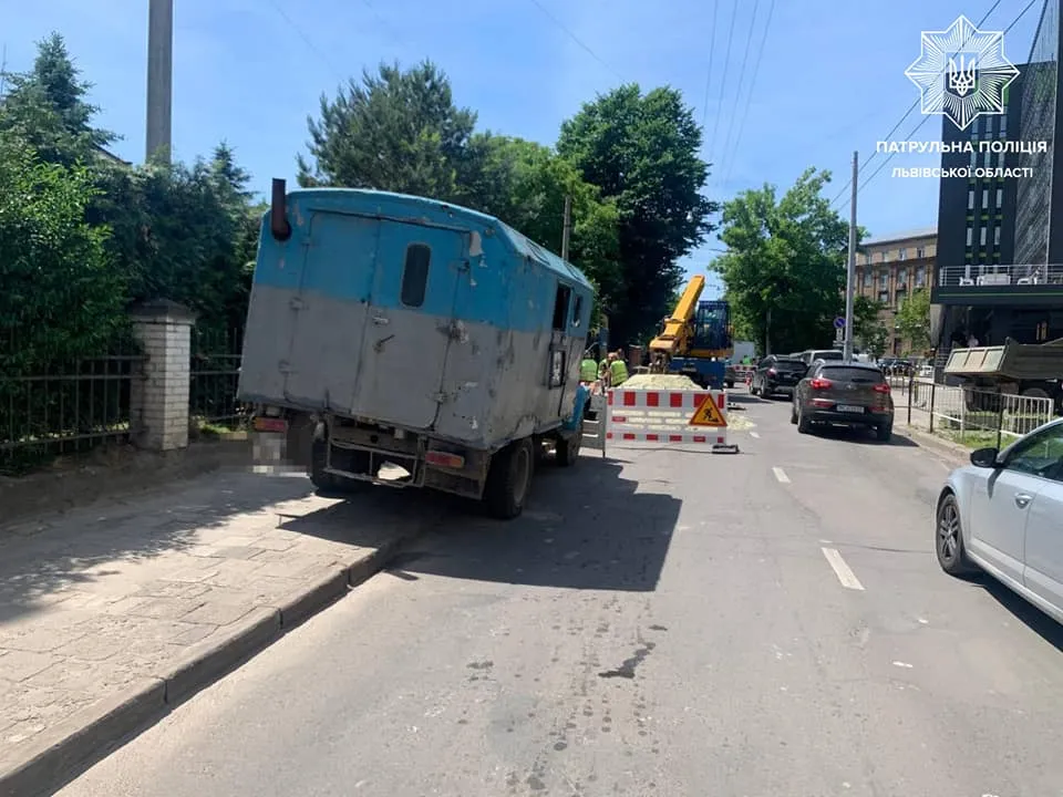 У Львові на вулиці Героїв УПА утворилось провалля: дорогу перекрили