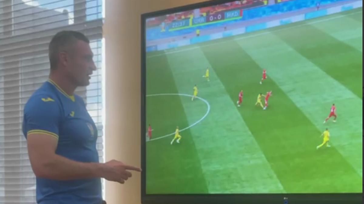 Мер Києва Кличко вболіває за збірну України в кабінеті: відео Мер Києва Кличко вболіває за збірну України в кабінеті: відео