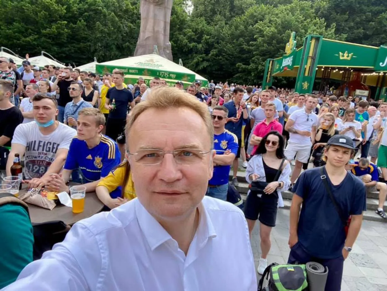 Разом до перемоги: Садовий разом із львів'янами вболіває за збірну України – фото Разом до перемоги: Садовий разом із львів'янами вболіває за збірну України – фото