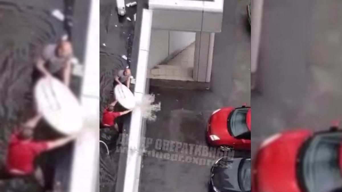 В Днепре воду с крыши черпали спутниковой тарелкой: видео В Днепре воду с крыши черпали спутниковой тарелкой: видео