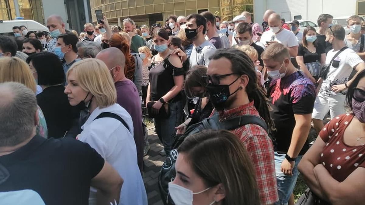 У Київському МВЦ тисячі людей годинами стояли у черзі на щеплення