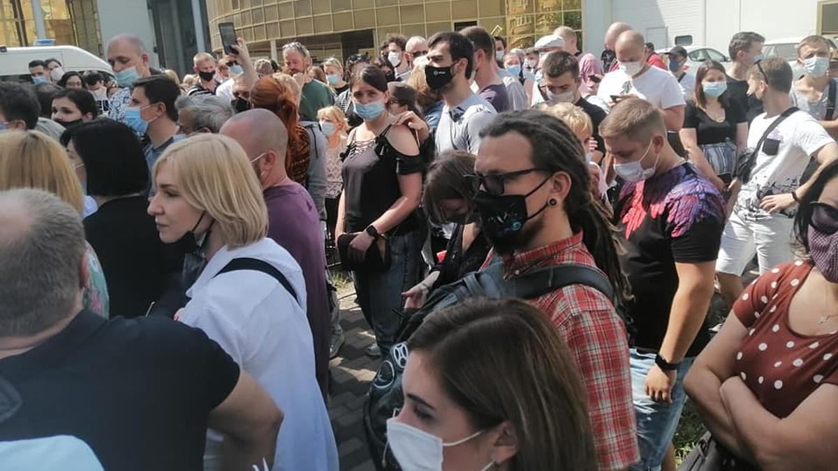 В Киевском МВЦ тысячи людей часами стояли в очереди на прививку В Киевском МВЦ тысячи людей часами стояли в очереди на прививку
