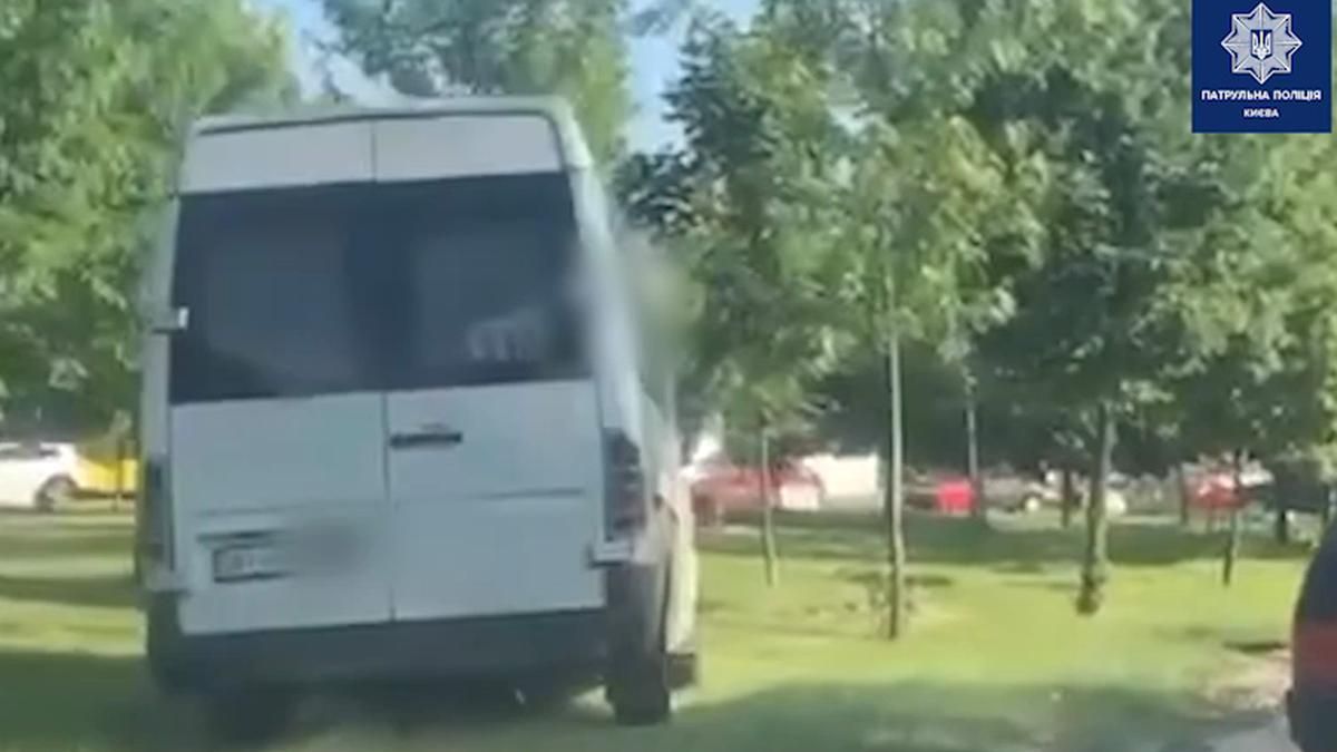 В Киеве копы наказали маршрутчика, который объехал пробку по газону