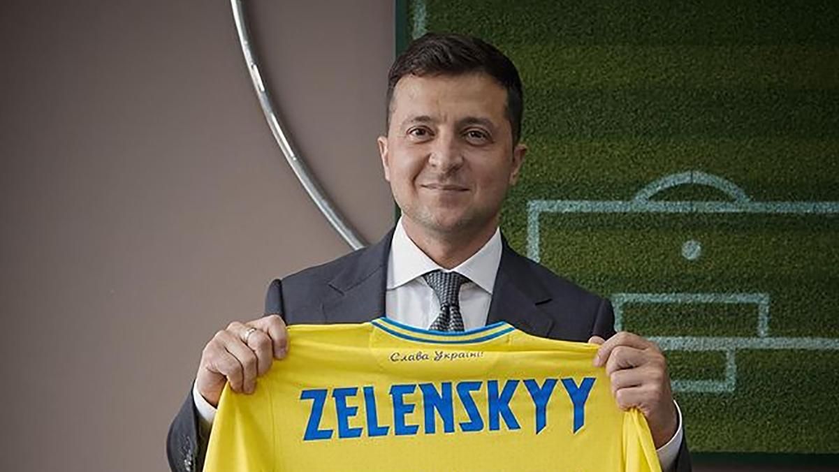 Владимир Зеленский позвонил в раздевалку сборной Украины после победы над Македонией Владимир Зеленский позвонил в раздевалку сборной Украины после победы над Македонией