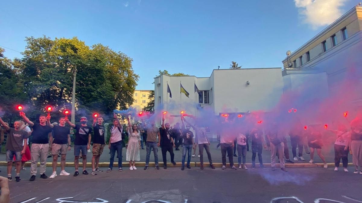 С файерами и музыкой: в МВД прошла акция ко дню рождения Гандзюк С файерами и музыкой: в МВД прошла акция ко дню рождения Гандзюк