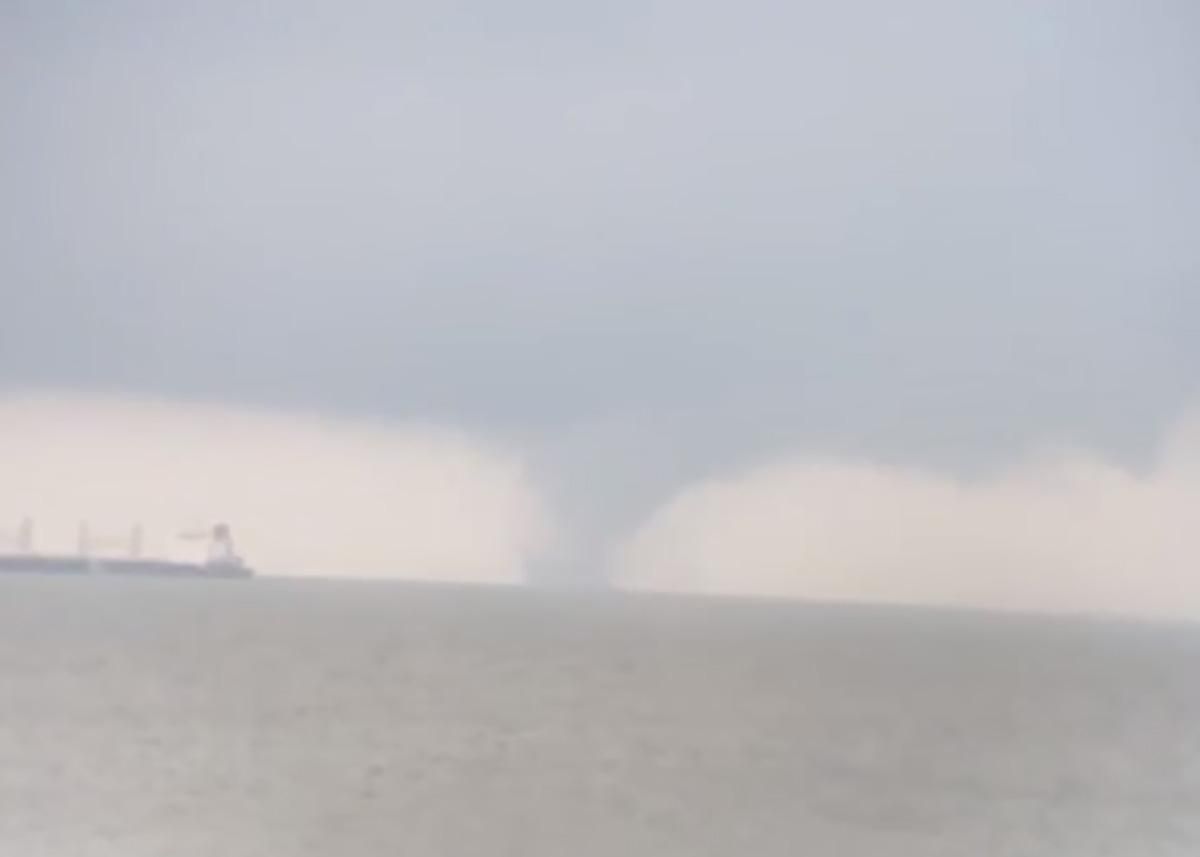 У морі на Одещині пронісся величезний смерч: відео У морі на Одещині пронісся величезний смерч: відео