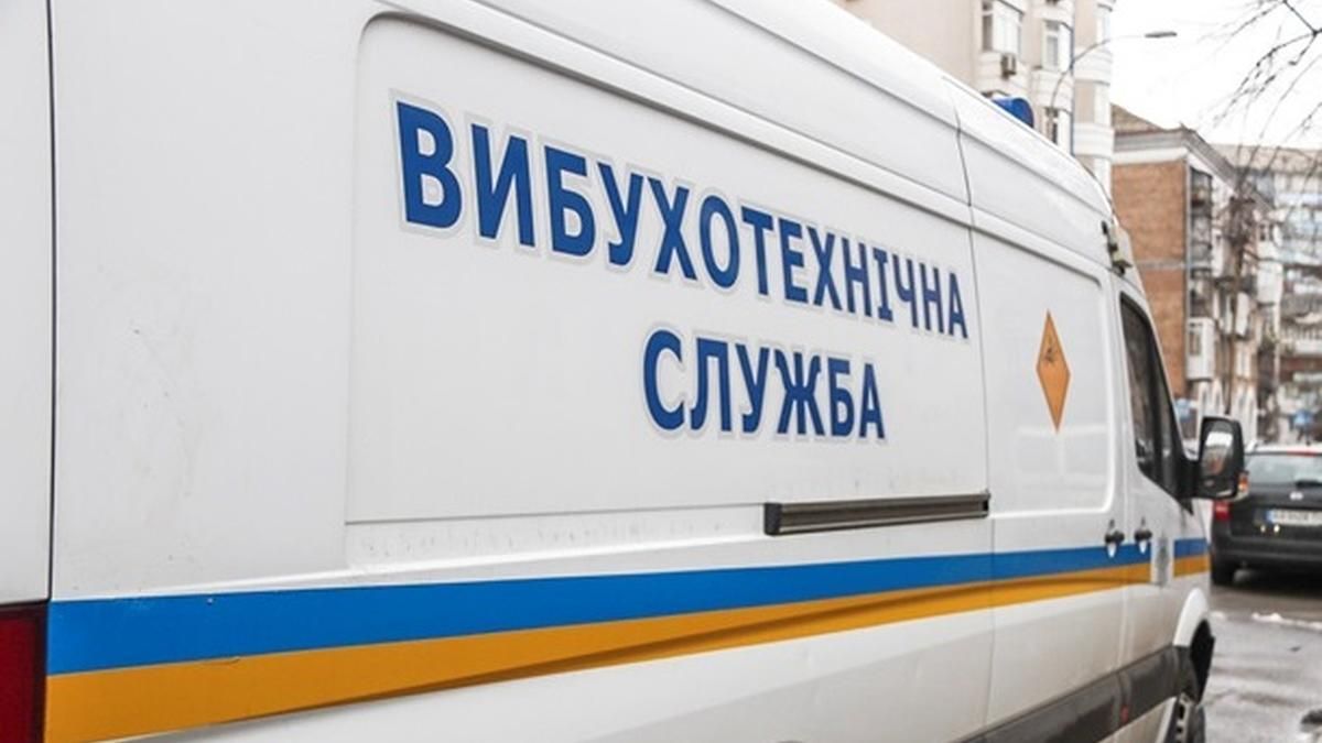 У Києві на балконі дідуся знайшли танковий снаряд У Києві на балконі дідуся знайшли танковий снаряд