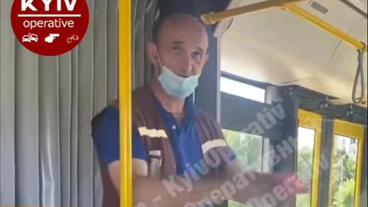 Кондуктор автобусу у Києві показує фокуси та розповідає вірші