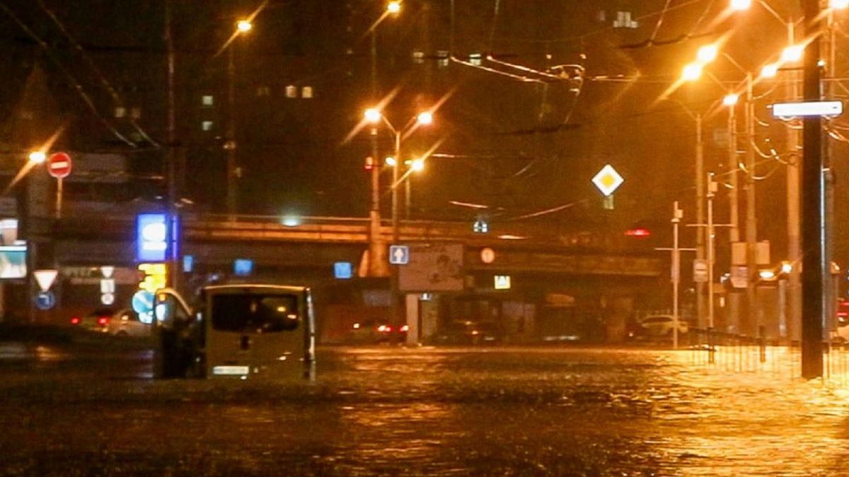 Дніпро пішло під воду: місто затопила шалена злива Дніпро пішло під воду: місто затопила шалена злива