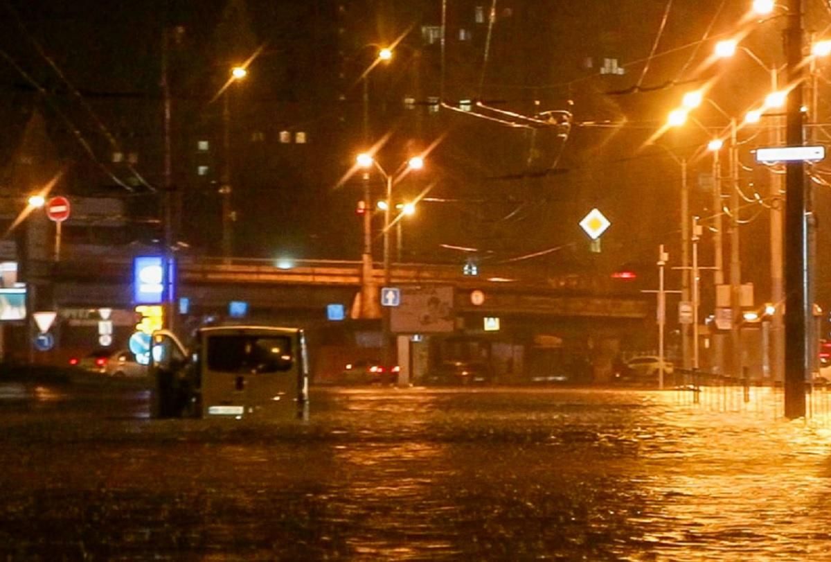 Дніпро пішло під воду: місто затопила шалена злива