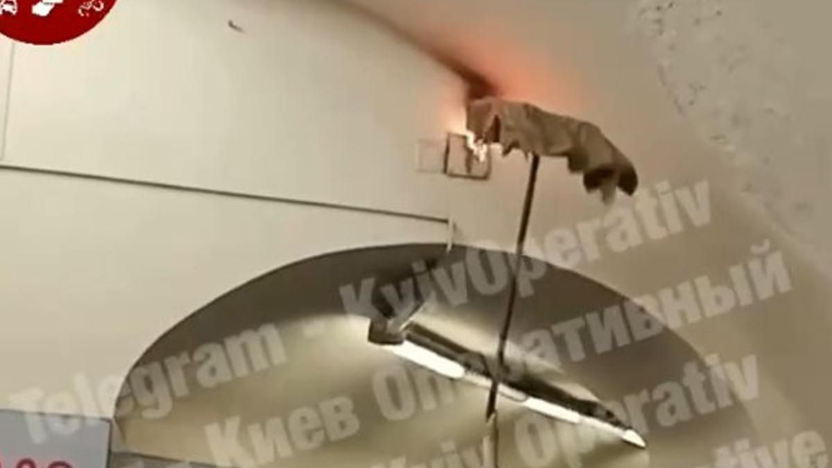 В киевском метро тушили пожар шваброй: видео