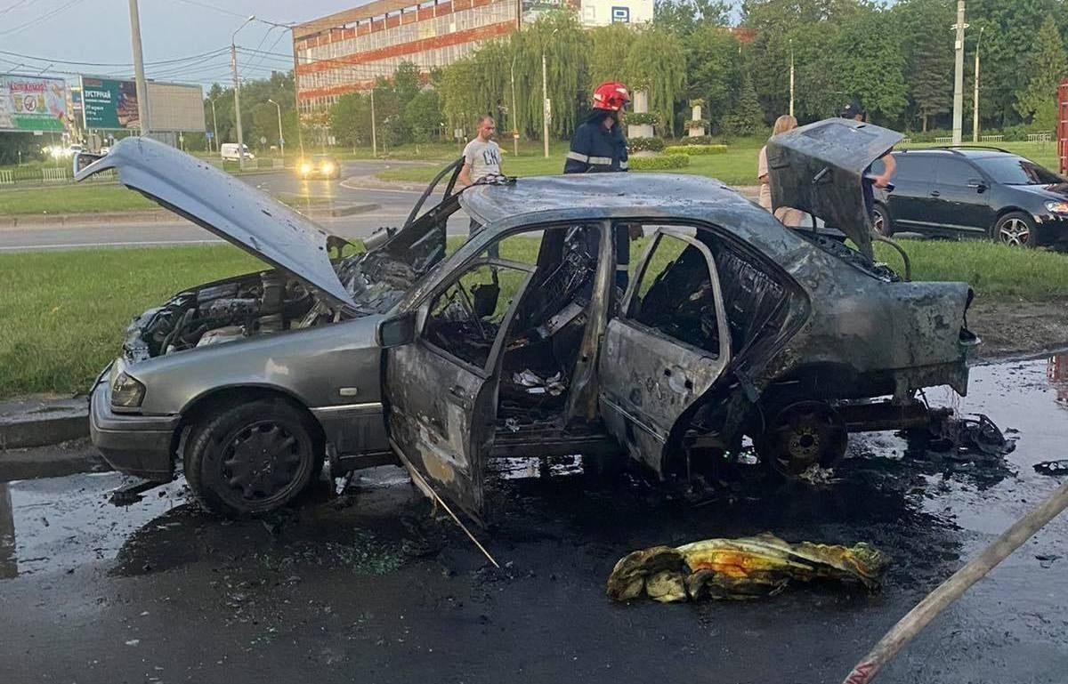 У Львові посеред дороги вщент згорів Mercedes: водій отримав важкі опіки – фото