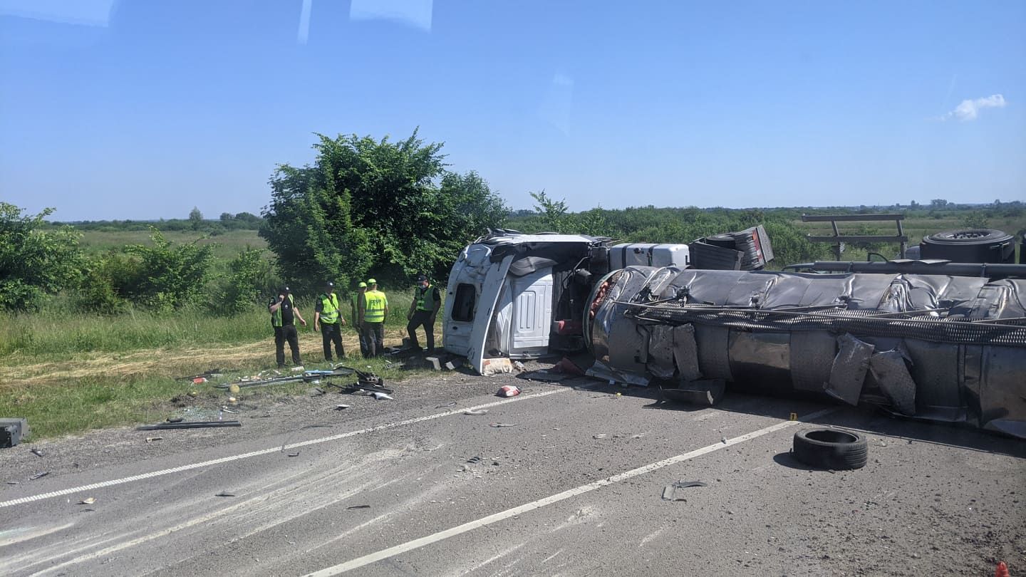 На трасі Київ – Чоп 18.06.2021 зіткнулись Infiniti, ВАЗ і автоцистерна: утворився затор на кілька кілометрів На трасі Київ – Чоп 18.06.2021 зіткнулись Infiniti, ВАЗ і автоцистерна: утворився затор на кілька кілометрів