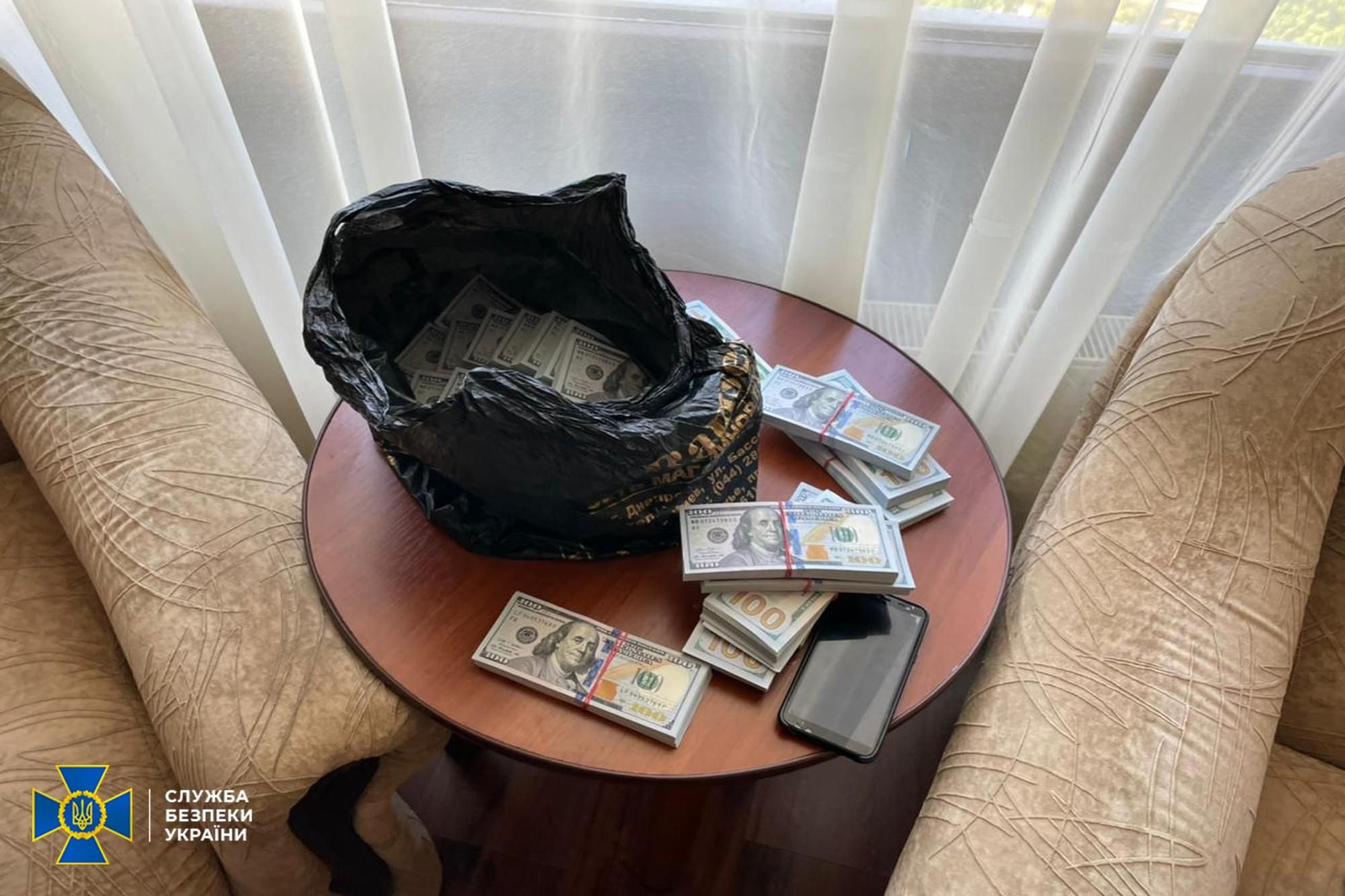 СБУ викрила чиновників, які хотіли продати секретні оборонні розробки СБУ викрила чиновників, які хотіли продати секретні оборонні розробки