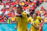 В папиной футболке и с украинским флагом – сын Ярмоленко поддерживает сборную: милое видео
