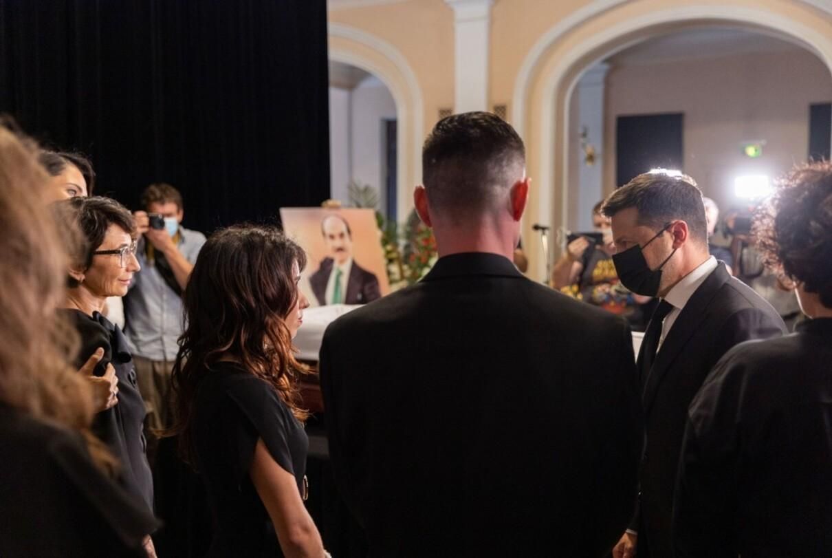 Зеленский приехал на церемонию прощания с Чапкисом: фото Зеленский приехал на церемонию прощания с Чапкисом: фото