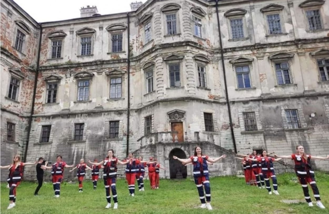 Танцювали навіть 65-річні: львівські медики зняли оригінальний кліп біля Підгорецького замку