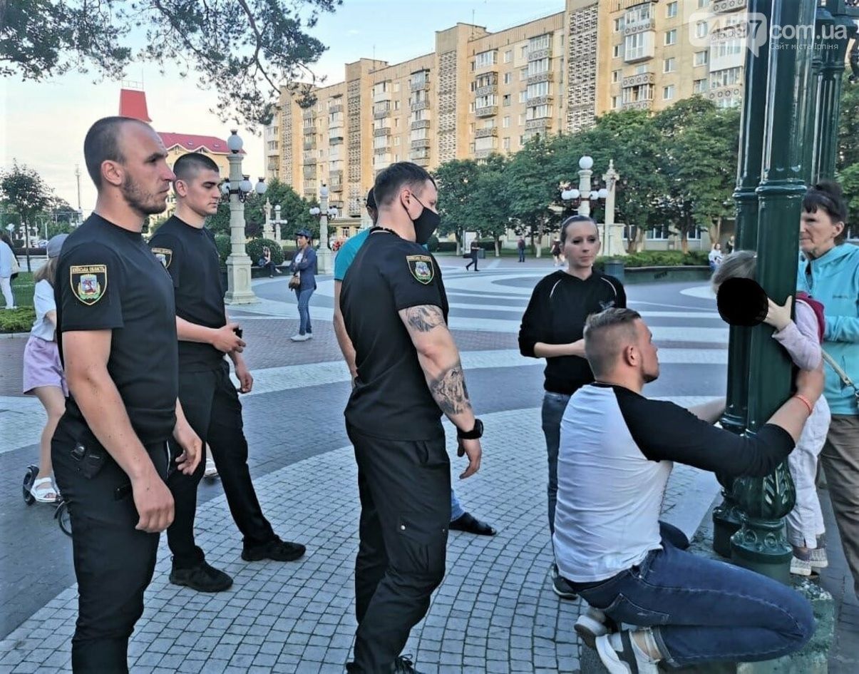 В Ирпене девочка застряла головой в металлической беседке В Ирпене девочка застряла головой в металлической беседке